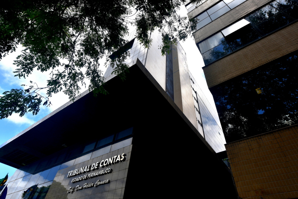 TCE PE: sancionado reajuste de 6% nos salários dos cargos 